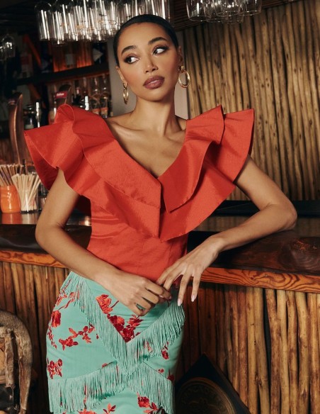 Haut en taffetas rouge avec volants à l'encolure pour les invités