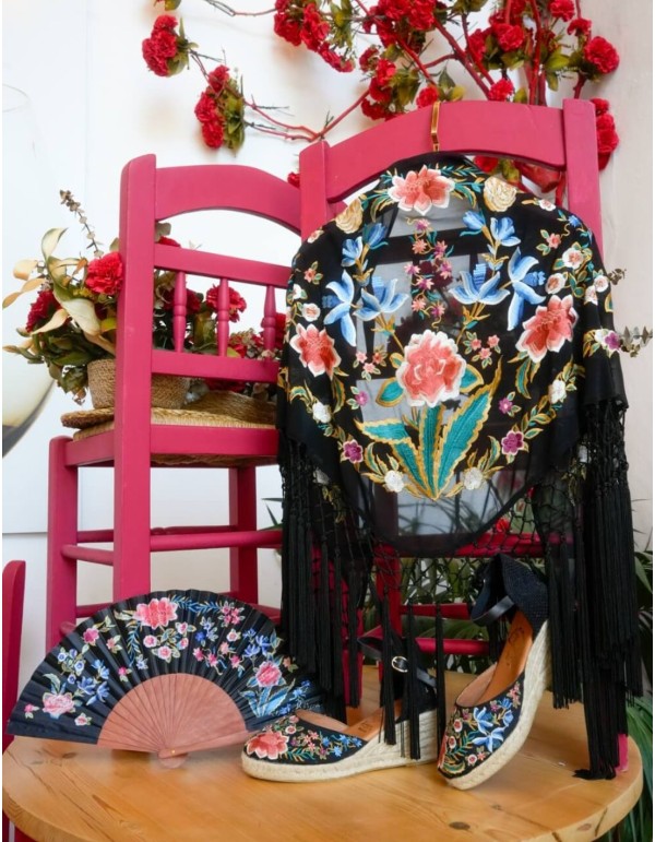 Mantoncillo negro con flores bordadas de colores
