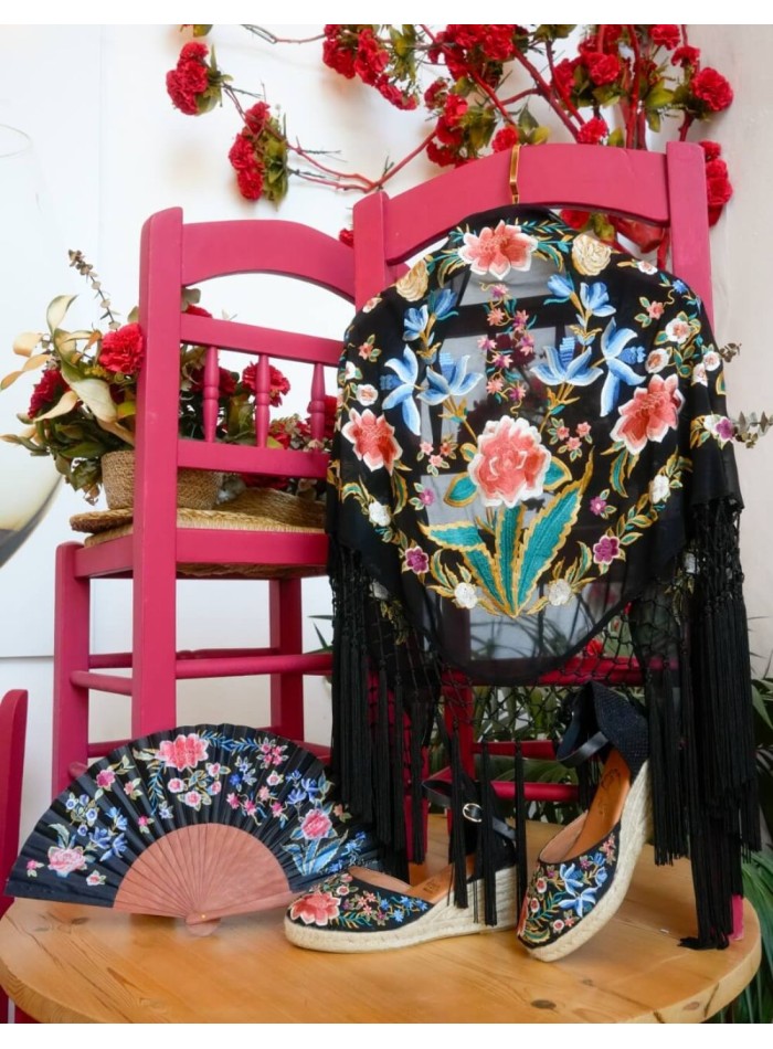 Mantoncillo negro con flores bordadas de colores