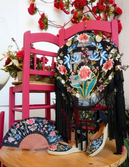 Mantoncillo negro con flores bordadas de colores