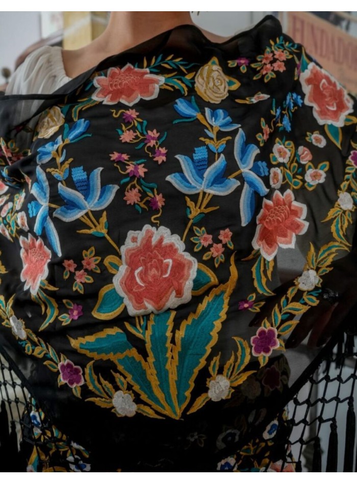 Mantoncillo negro con flores bordadas de colores