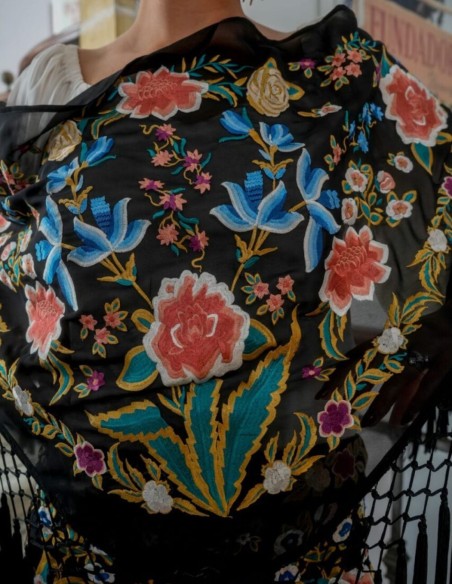 Mantoncillo negro con flores bordadas