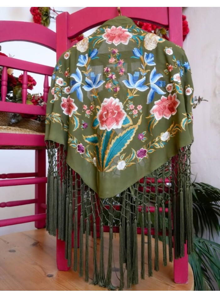 Mantoncillo verde oliva con flores bordadas en...