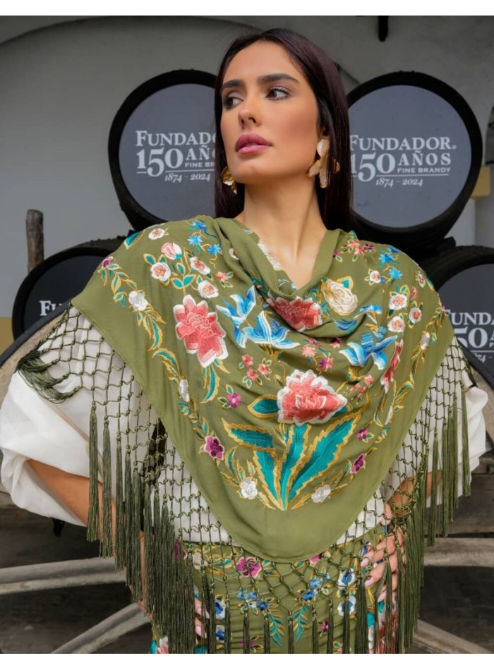 Mantoncillo con flores bordadas