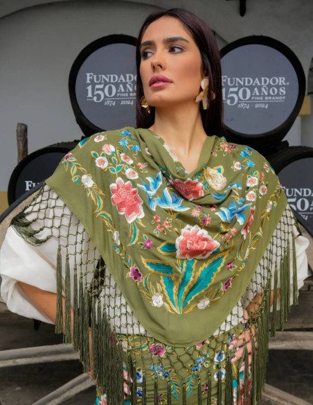 Mantoncillo con flores bordadas