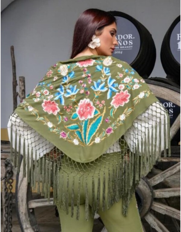 Mantoncillo verde oliva con flores bordadas en colores