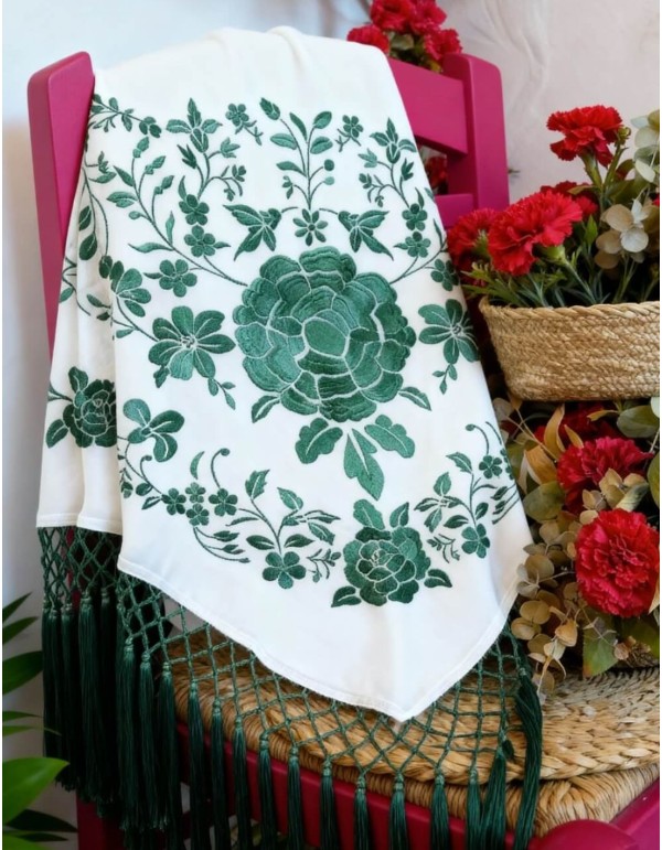 Mantoncillo blanco con flores bordadas en verde
