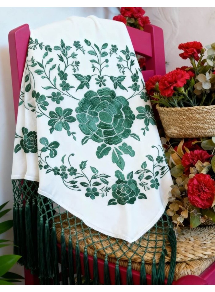Mantoncillo blanco con flores bordadas en verde