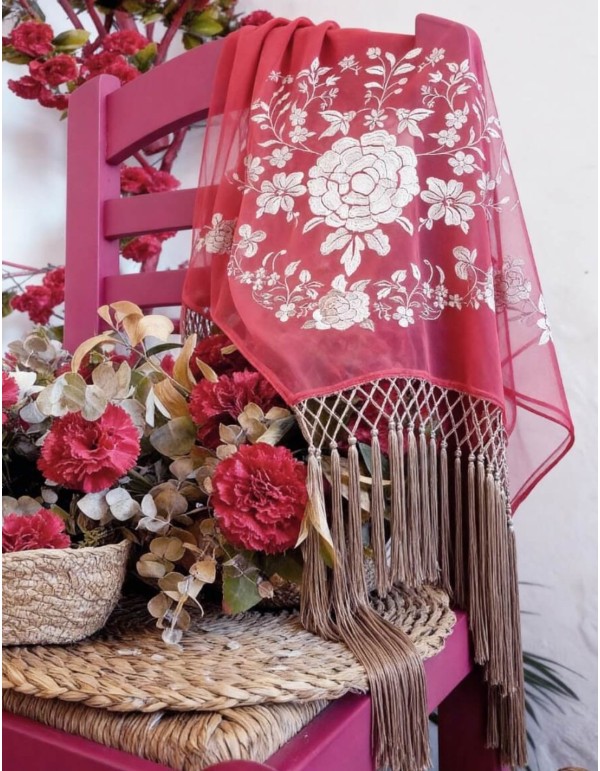 Mantoncillo coral con flores bordadas y flecos dorados