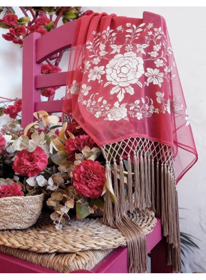 Mantoncillo coral con flores bordadas y flecos...