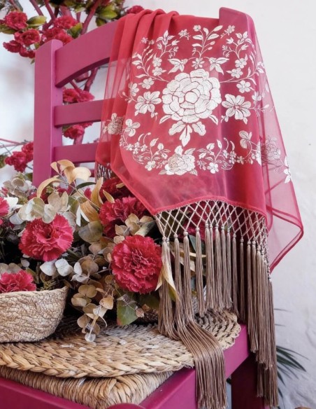 Mantoncillo con flores bordadas