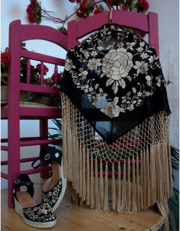 Mantoncillo negro bordado