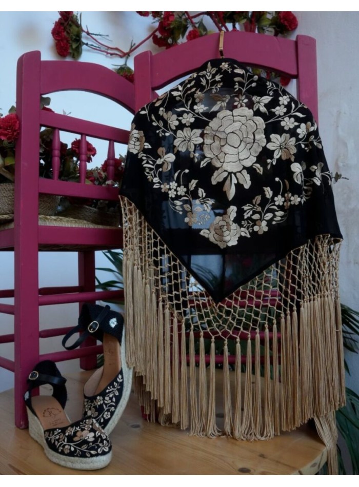 Mantoncillo negro bordado