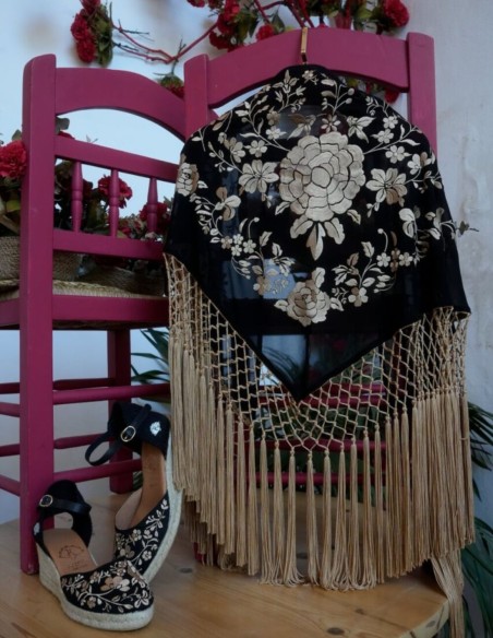 Mantoncillo negro bordado