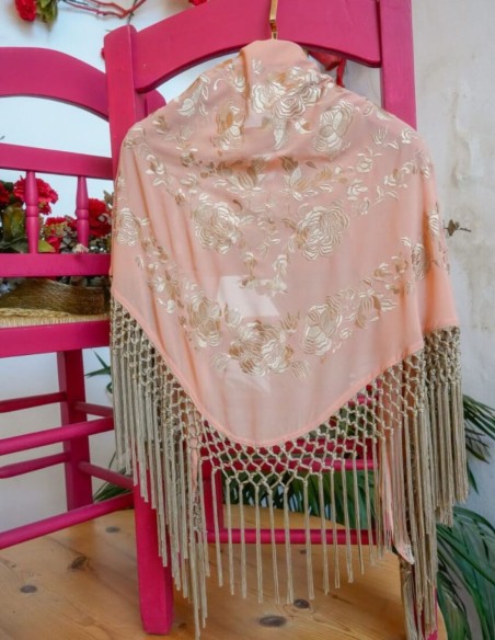 Mantoncillo salmón con flores bordas y flecos dorados