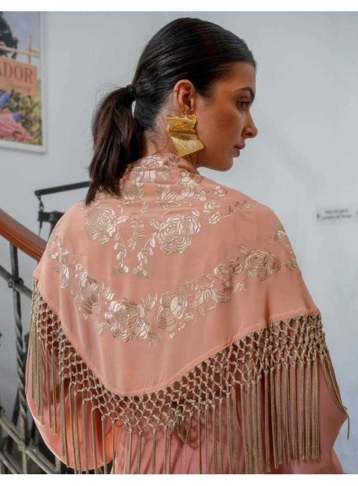 Mantoncillo con flores bordadas