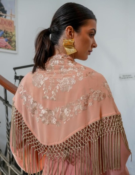 Mantoncillo salmón con flores bordas y flecos dorados
