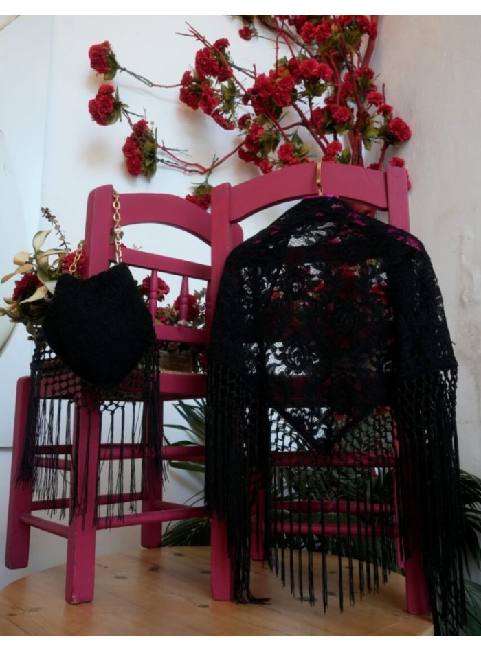 Mantoncillo negro de encajes