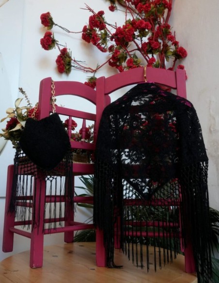 Mantoncillo negro con diseño de flores de encaje