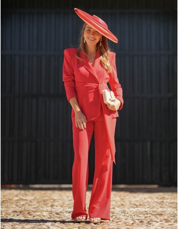 Conjunto de dos piezas en color rojo intenso confeccionado en crepé