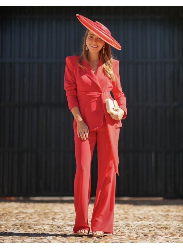 Conjunto de dos piezas en color rojo intenso confeccionado en crepé