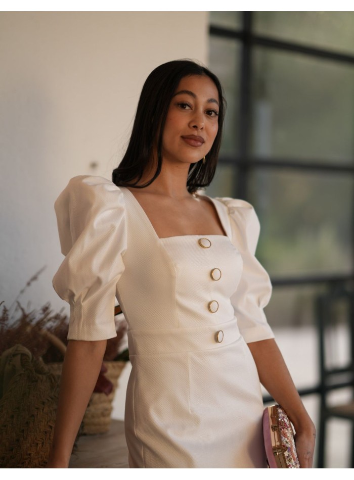 Vestido blanco confeccionado en piqué para mamá de bautizo