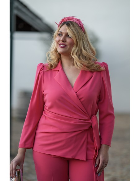 Conjunto dos piezas coral de blusa cruzada con fajín y pantalón recto