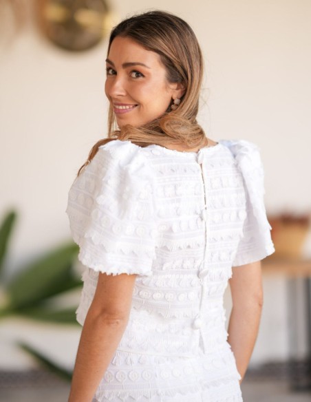 Ensemble deux pièces blanc en brocart avec blouse à manches bouffantes et jupe crayon