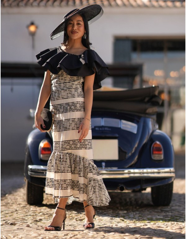 Tenue d'invité avec encolure asymétrique et jupe midi 2