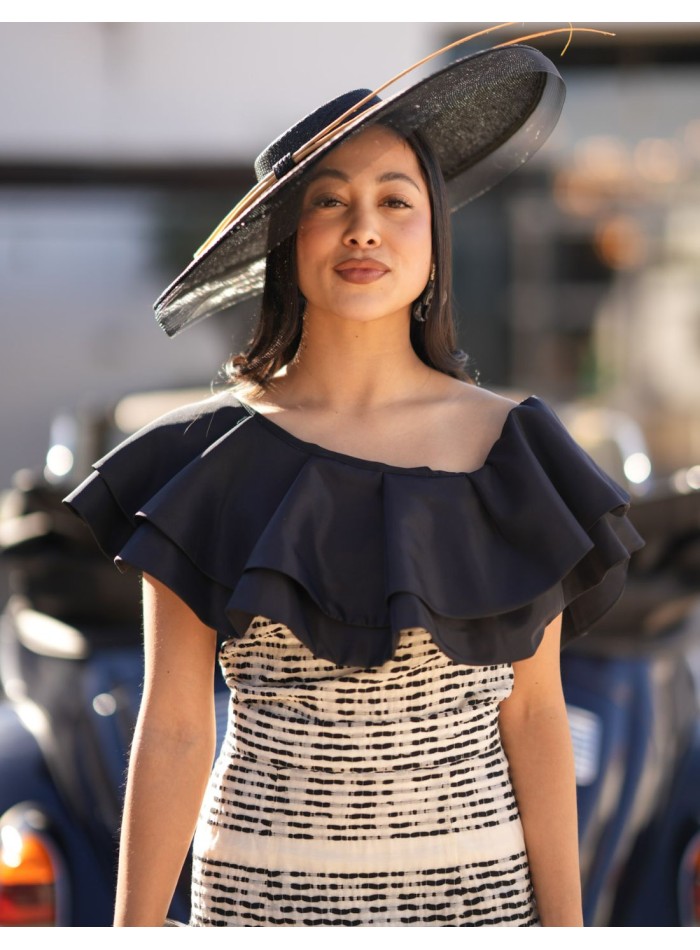 Tenue d'invité avec encolure asymétrique et...