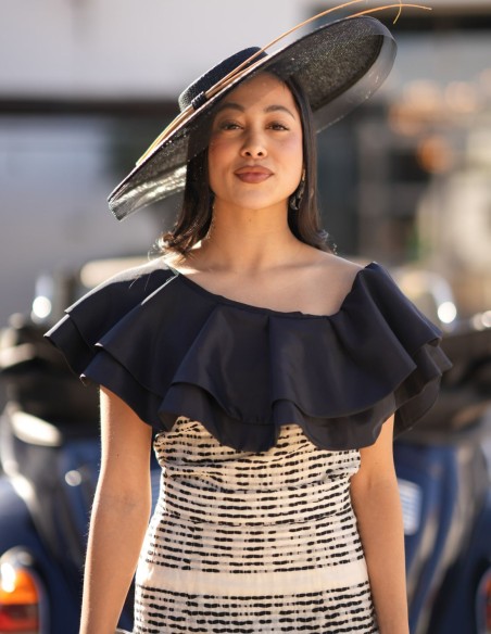 Conjunto para invitada con escote asimétrico y falda midi