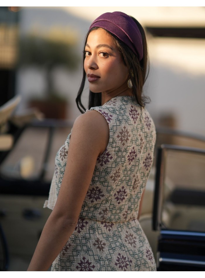 Conjunto para invitada en tejido rústico con estampado geométrico multicolor