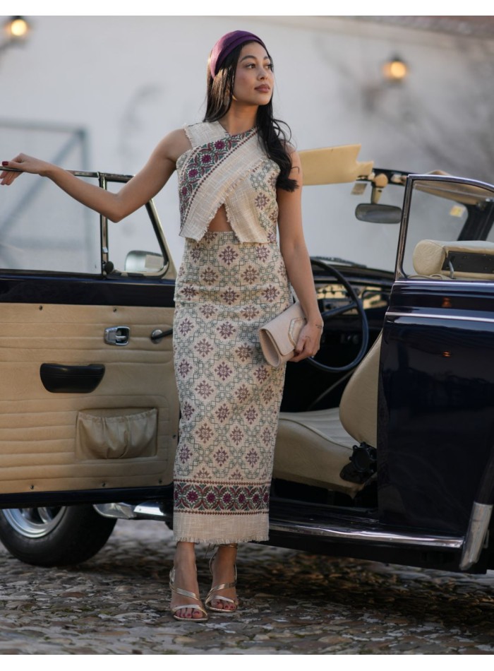 Conjunto para invitada en tejido rústico con estampado geométrico