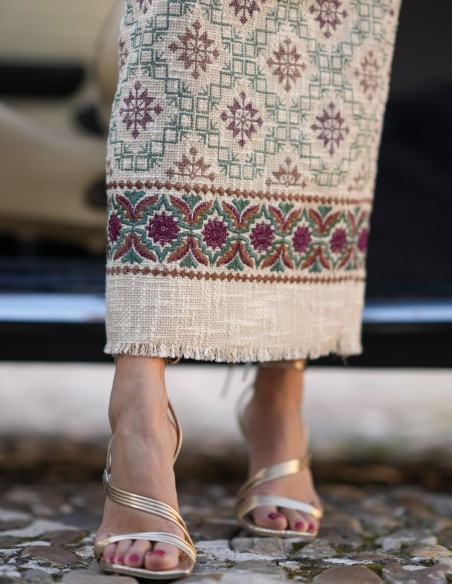 Guest ensemble in rustic fabric with geometric print