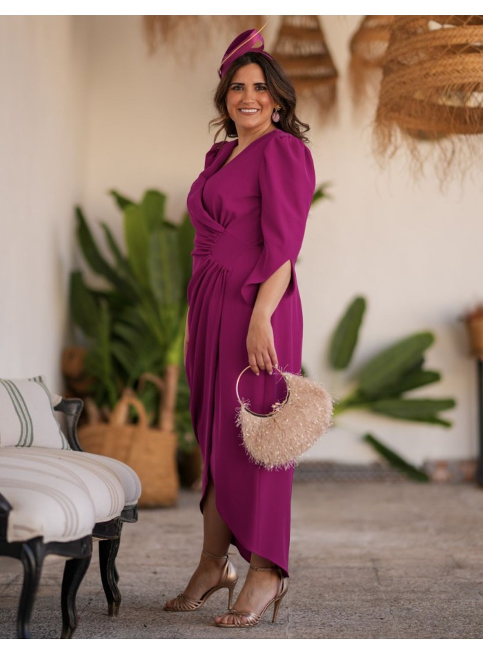 Vestido midi en color vino con tejido de crepé y mangas francesas