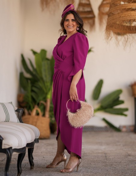 Vestido midi en color vino con tejido de crepé y mangas francesas