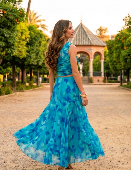 Tenue d'invité en mousseline de soie imprimée bleue avec top à une épaule et jupe midi