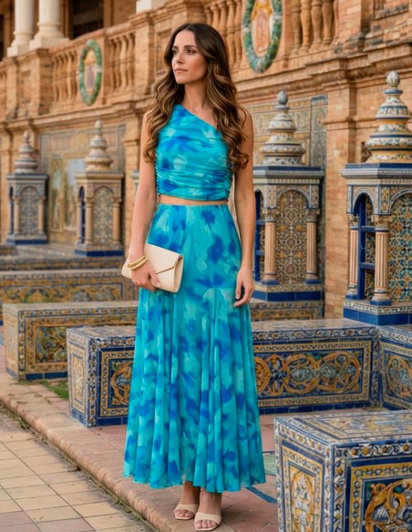 El Conjunto Azul es una opción ideal para quienes buscan una invitada contemporánea con un toque sofisticado y veraniego.