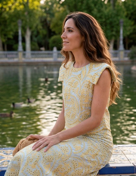 Conjunto amarillo troquelado de top estructurado con hombreras y falda sirena