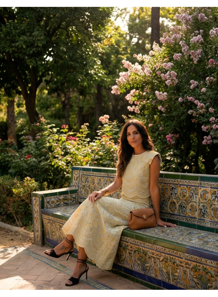 Ensemble jaune découpé avec haut structuré avec...