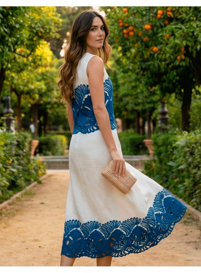 Ensemble blanc avec broderie bleue ajourée