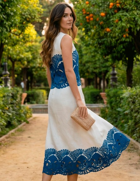 Ensemble blanc avec broderie bleue ajourée
