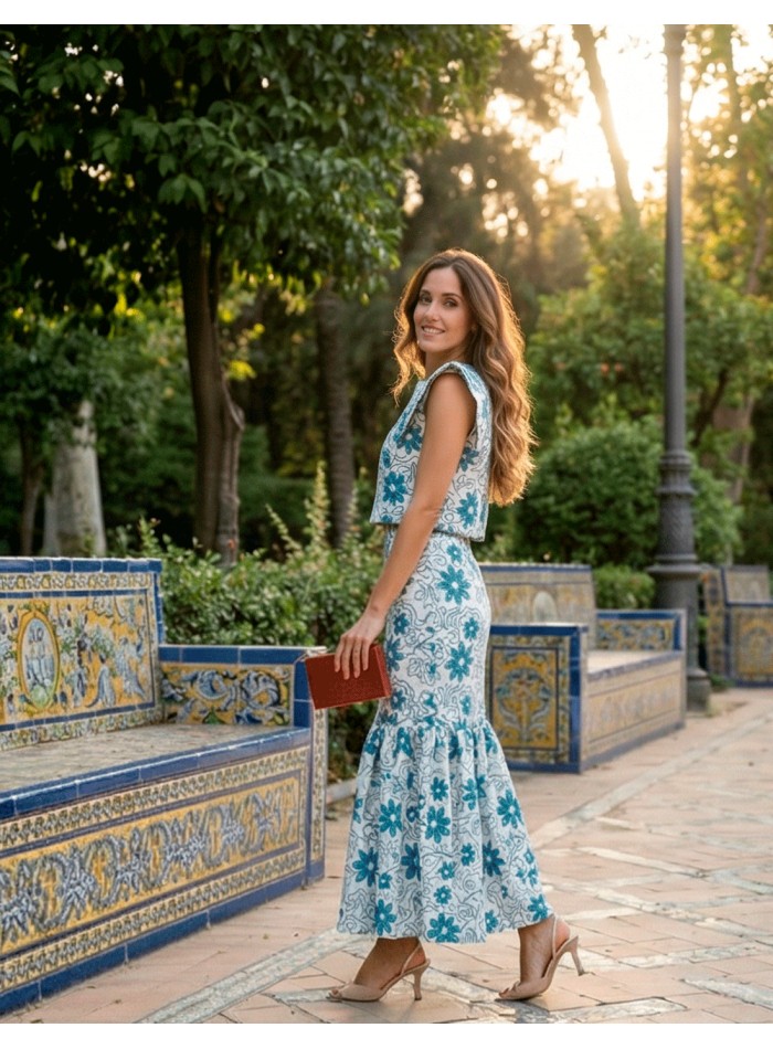 Conjunto azul bordado con top estructurado y...