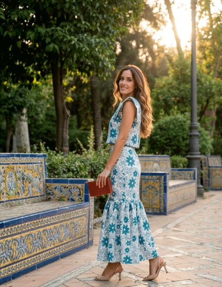 Conjunto azul bordado con top estructurado y falda sirena midi