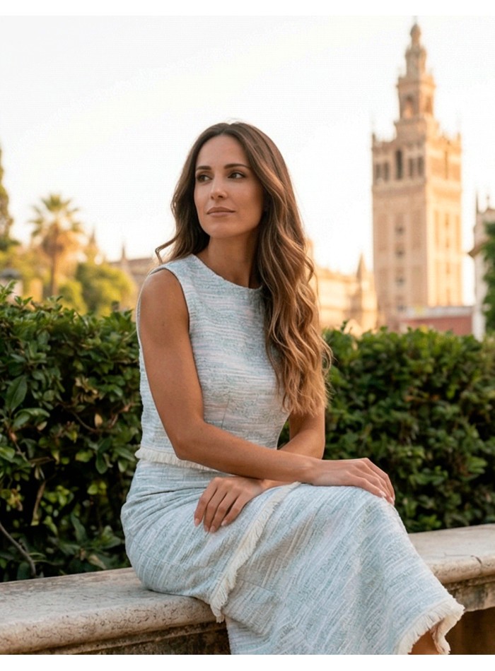 Ensemble bleu clair avec top structuré et jupe...