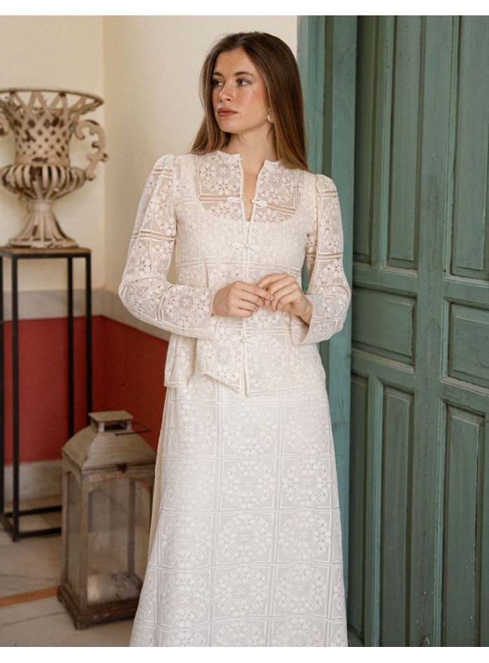 Oriental-inspired lace jacket in white color