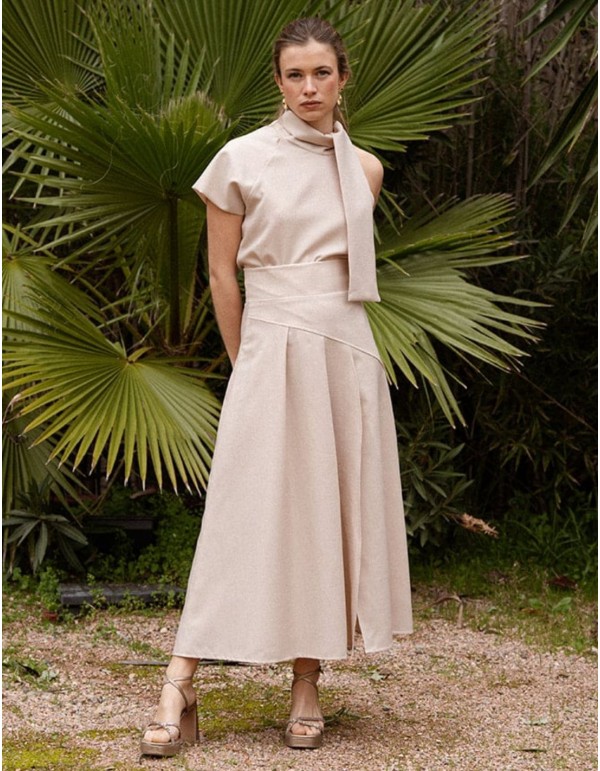 Beige midi skirt with beige boards for guests