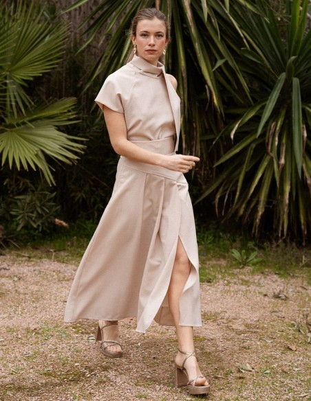 Falda midi de vuelo con tablas en color beige para invitada