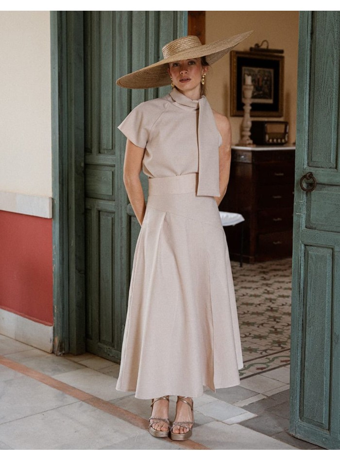 Beige midi skirt with beige boards for guests