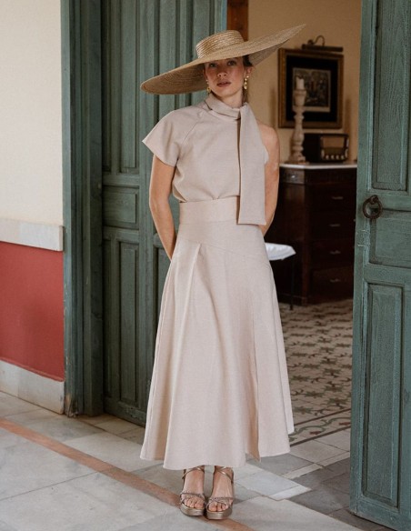 Beige midi skirt with beige boards for guests